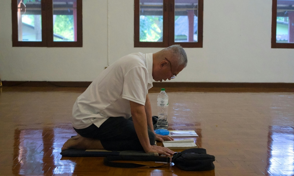 Lưu ý tư thế ngồi khi tham quan chua ở thái lan