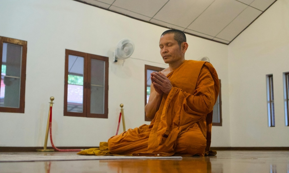 Tôn trọng các nhà sư khi tham quan chùa ở Thái Lan