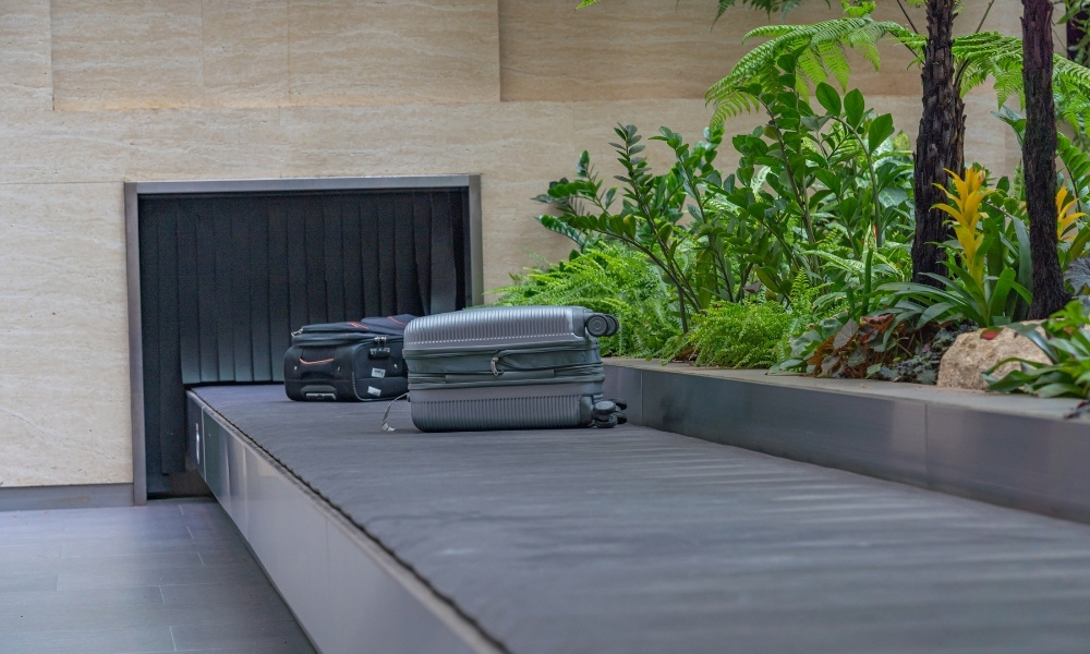 Vì sao cần quay bánh xe vali ra ngoài?