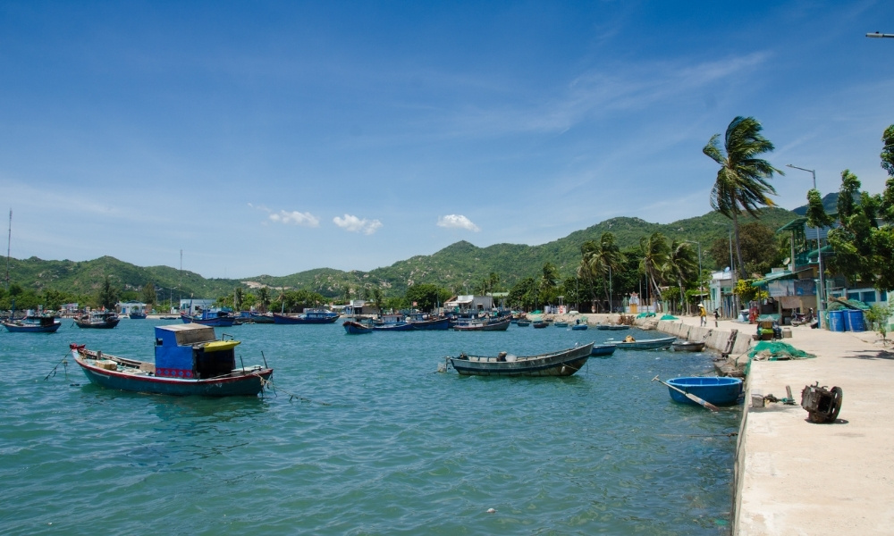 Vịnh Vĩnh Hy – Thiên đường biển xanh giữa lòng núi đá