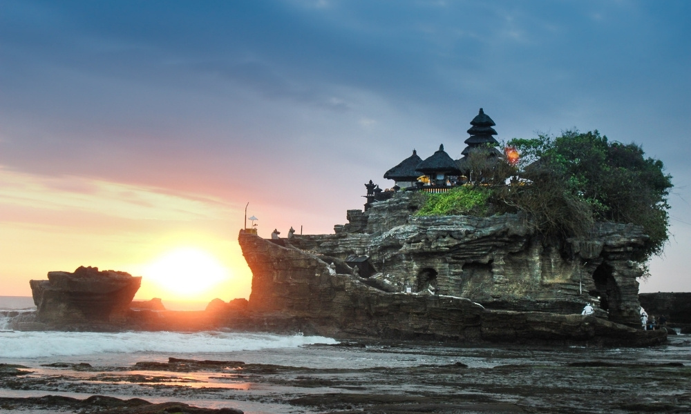 Đền Tanah Lot: Biểu tượng linh thiêng nằm giữa biển