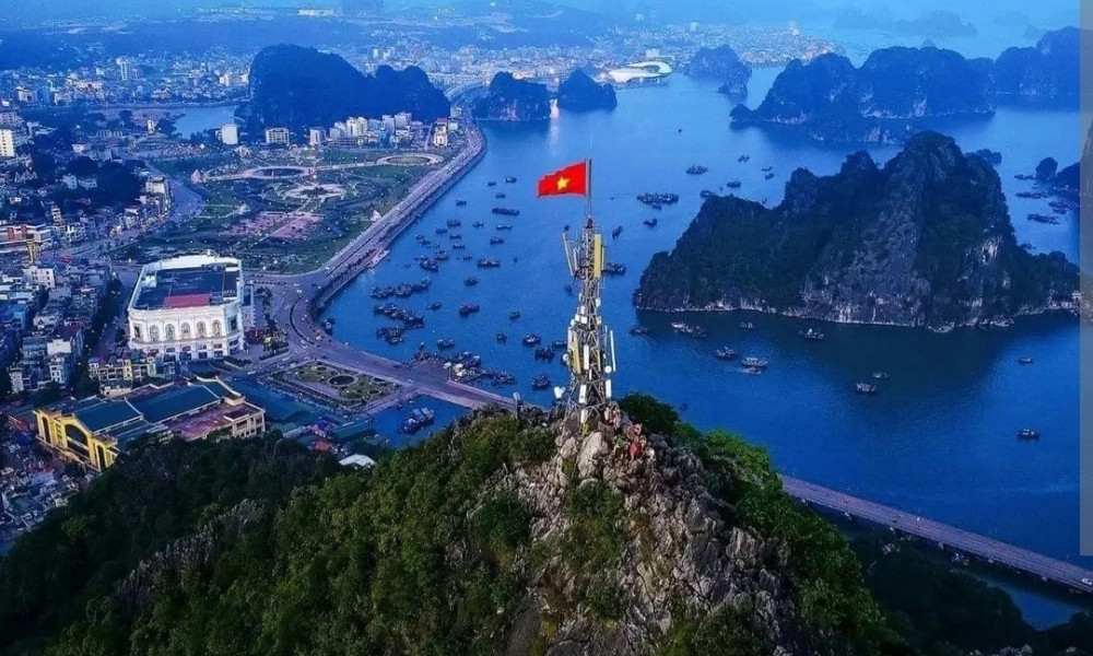 Núi Bài Thơ – View toàn cảnh vịnh Hạ Long