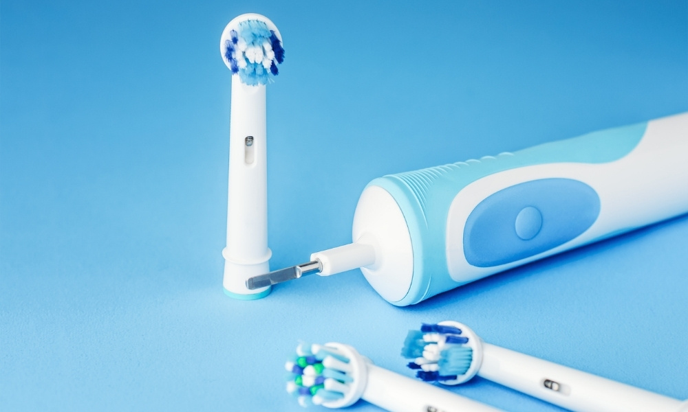 Mang bàn chải đánh răng điện lên máy bay được không?