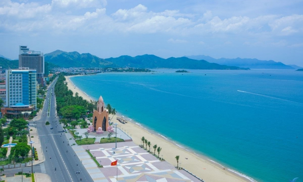 Bãi biển Trần Phú du lịch nha trang tháng 8