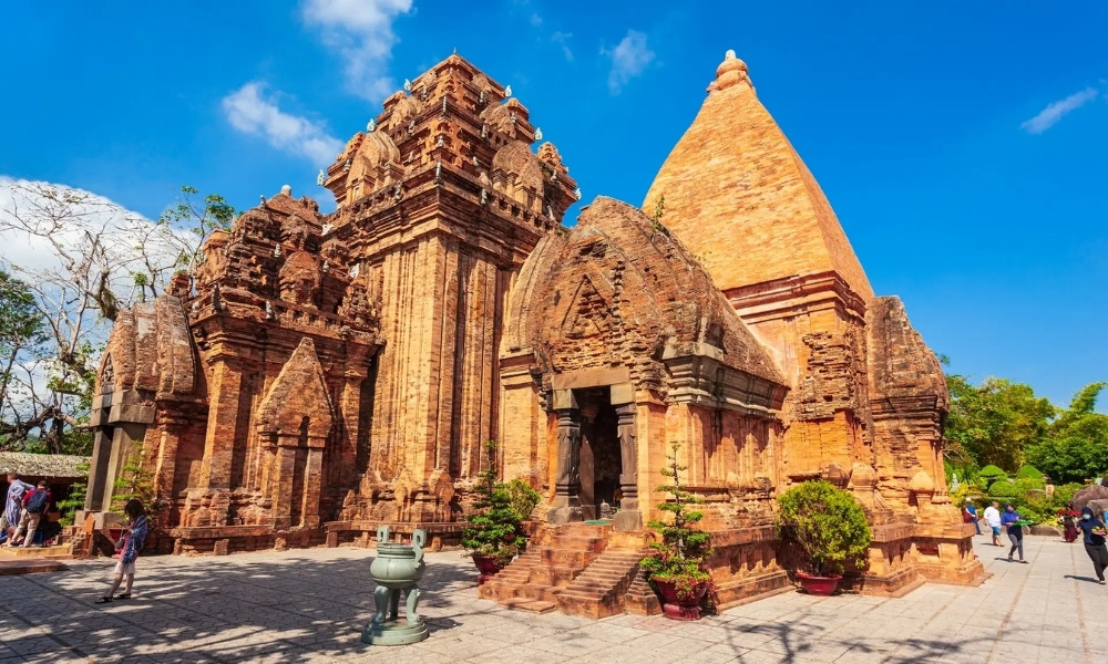 Tháp Bà Ponagardu lịch nha trang tháng 8