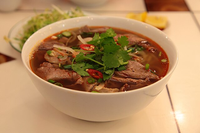 sợi bún bò huế nhỏ hơn ở miền nam