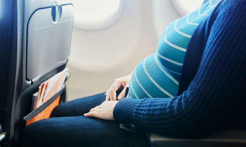 Phụ nữ mang thai có được đi máy bay không?